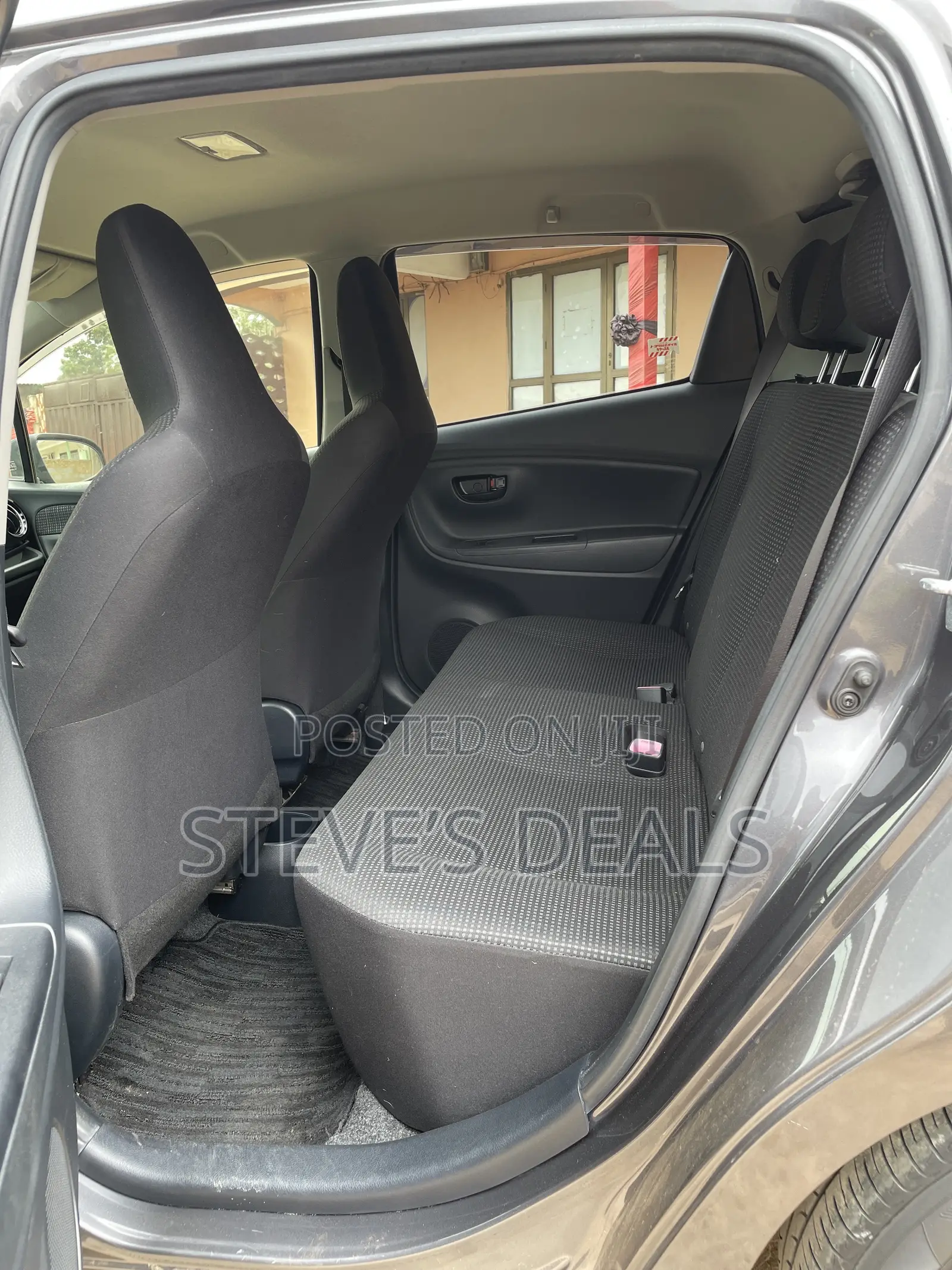 Toyota Vitz 1.3 FWD 5dr 2015 Gray