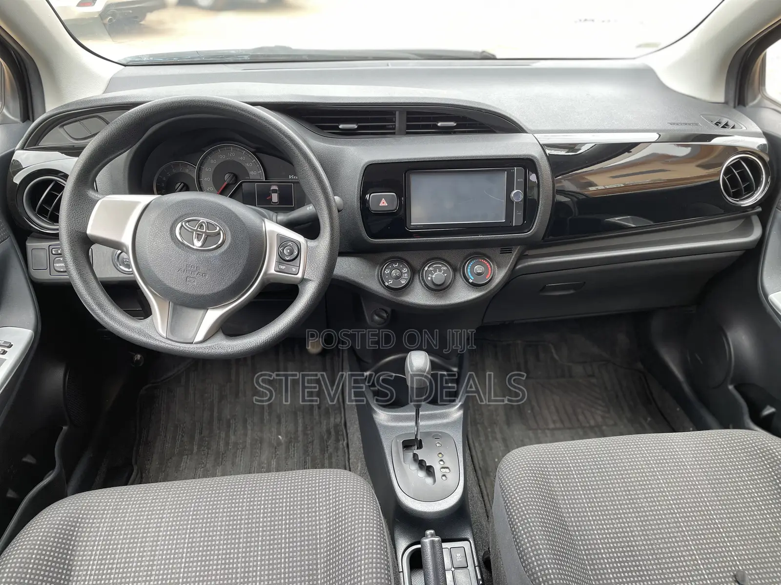 Toyota Vitz 1.3 FWD 5dr 2015 Gray