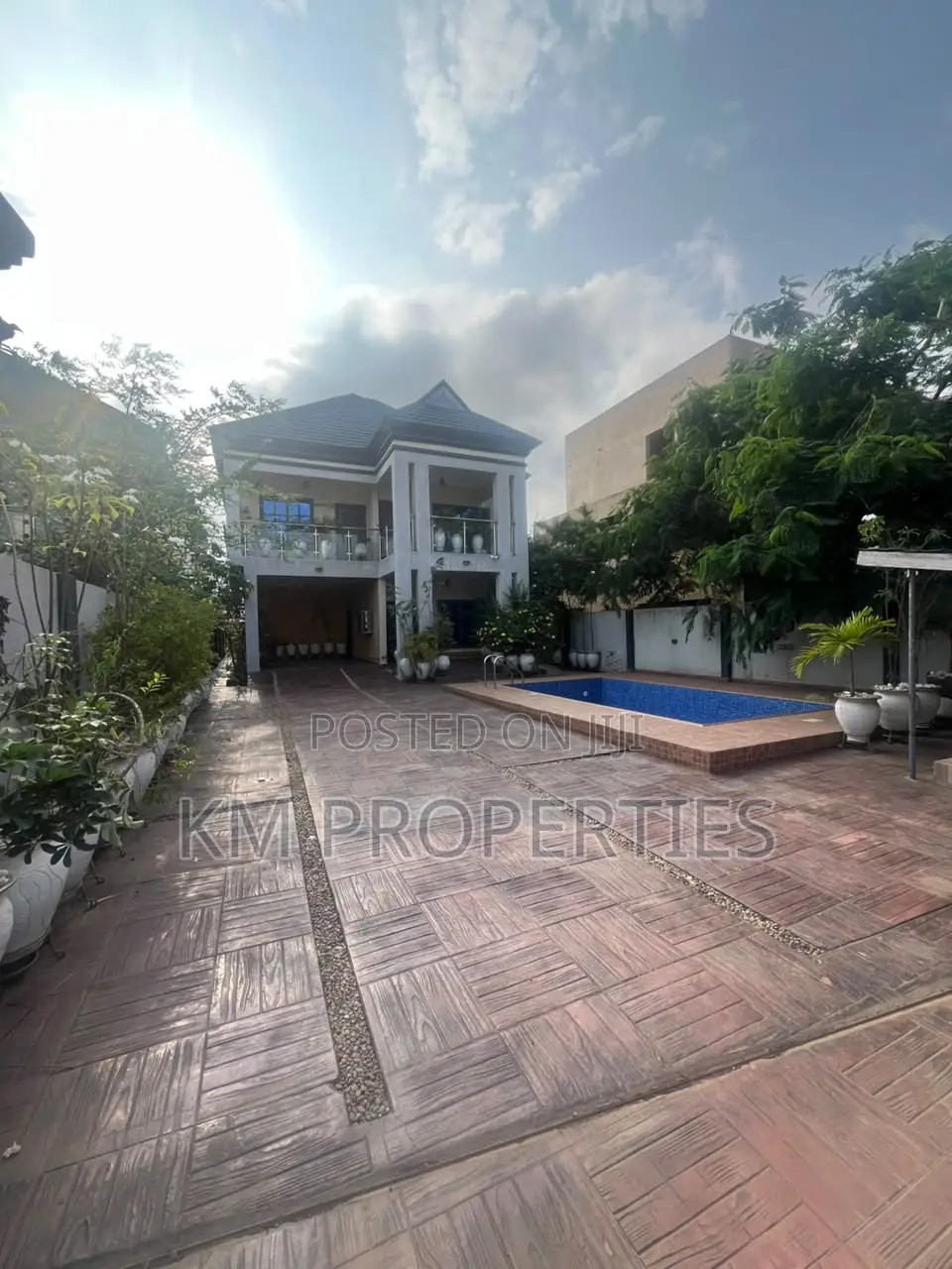 4bdrm Mansion in North Legon for sale