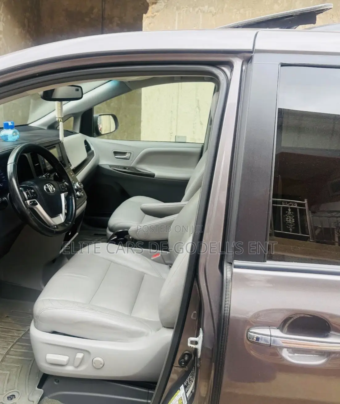 Toyota Sienna XLE Premium 8 Passenger (3.5L 6cyl 8A) 2017 Gray
