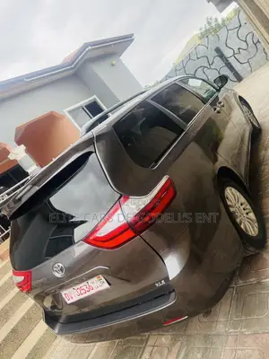 Toyota Sienna XLE Premium 8 Passenger (3.5L 6cyl 8A) 2017 Gray