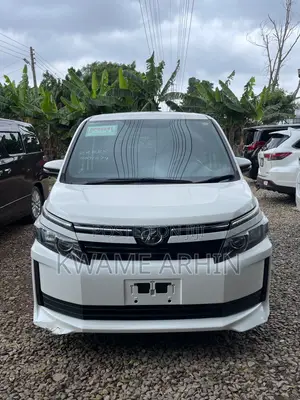 Toyota Voxy X C Package 2WD 8-Seater 2017 White