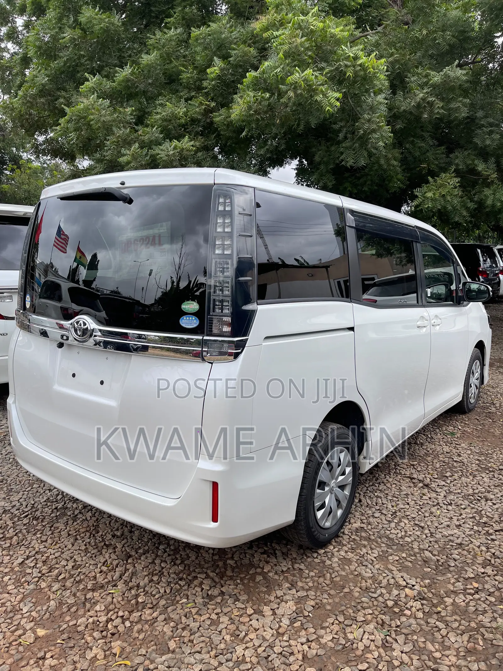 Toyota Voxy X C Package 2WD 8-Seater 2017 White