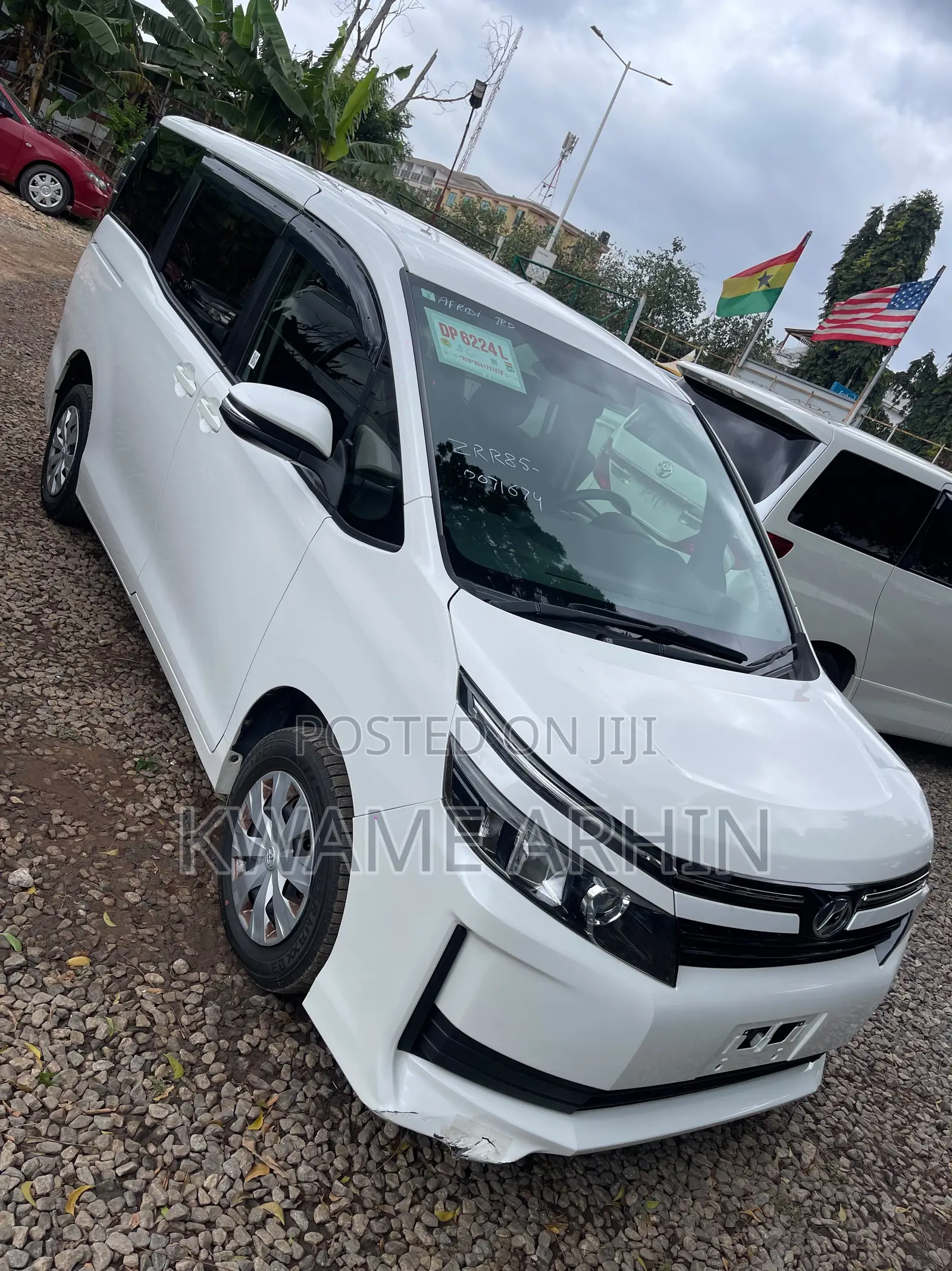 Toyota Voxy X C Package 2WD 8-Seater 2017 White