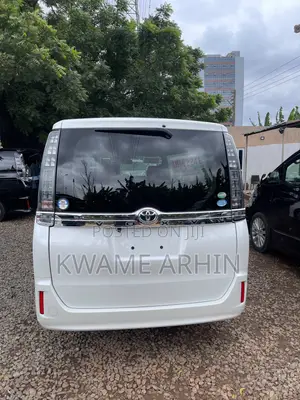 Toyota Voxy X C Package 2WD 8-Seater 2017 White