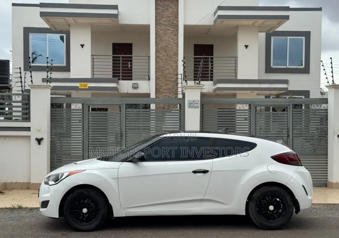 Hyundai Veloster 3dr Hatchback w/Black Interior (1.6L 4cyl 6AM) 2014 White