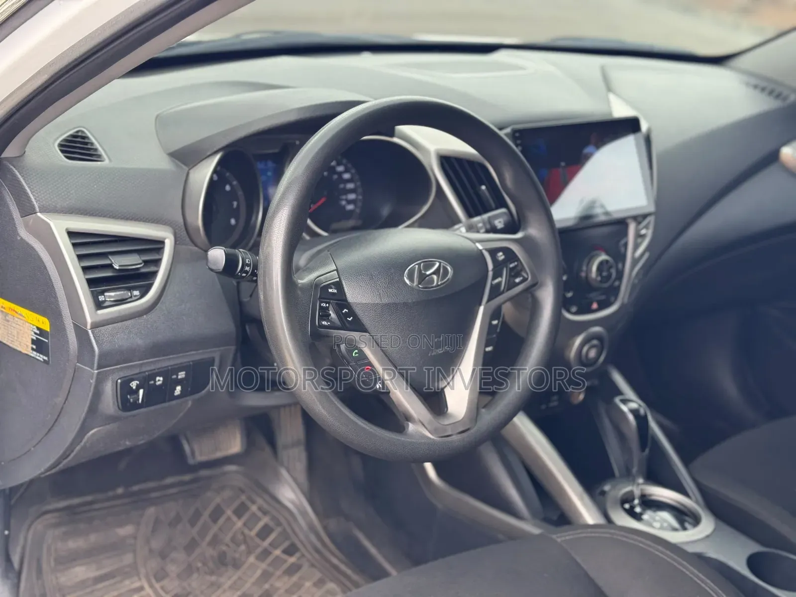 Hyundai Veloster 3dr Hatchback w/Black Interior (1.6L 4cyl 6AM) 2014 White