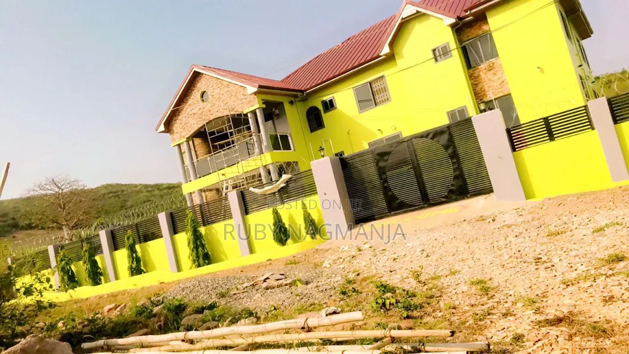 8bdrm House in Julie Estate, Oyibi for sale