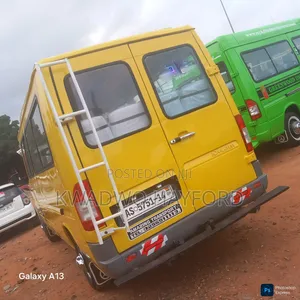 Mercedes-Benz Sprinter 2009 Yellow