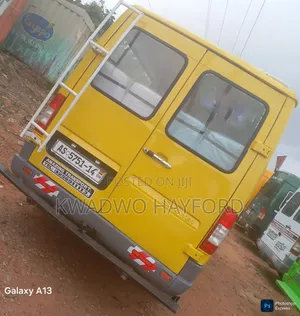Mercedes-Benz Sprinter 2009 Yellow