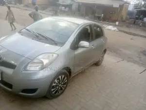 Toyota Vitz 1.3 FWD 5dr 2010 Silver