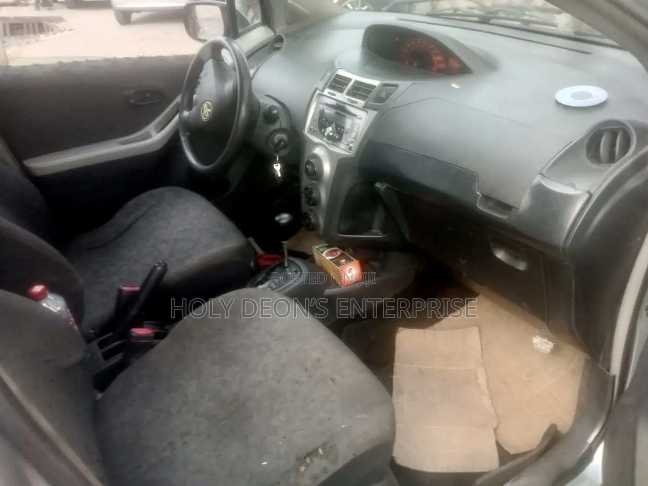 Toyota Vitz 1.3 FWD 5dr 2010 Silver