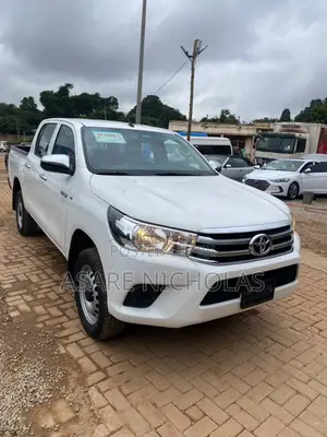 Toyota Hilux 2021 White