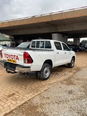 Toyota Hilux 2021 White