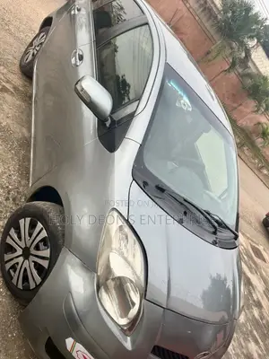 Toyota Vitz 1.0 FWD 5dr 2010 Silver