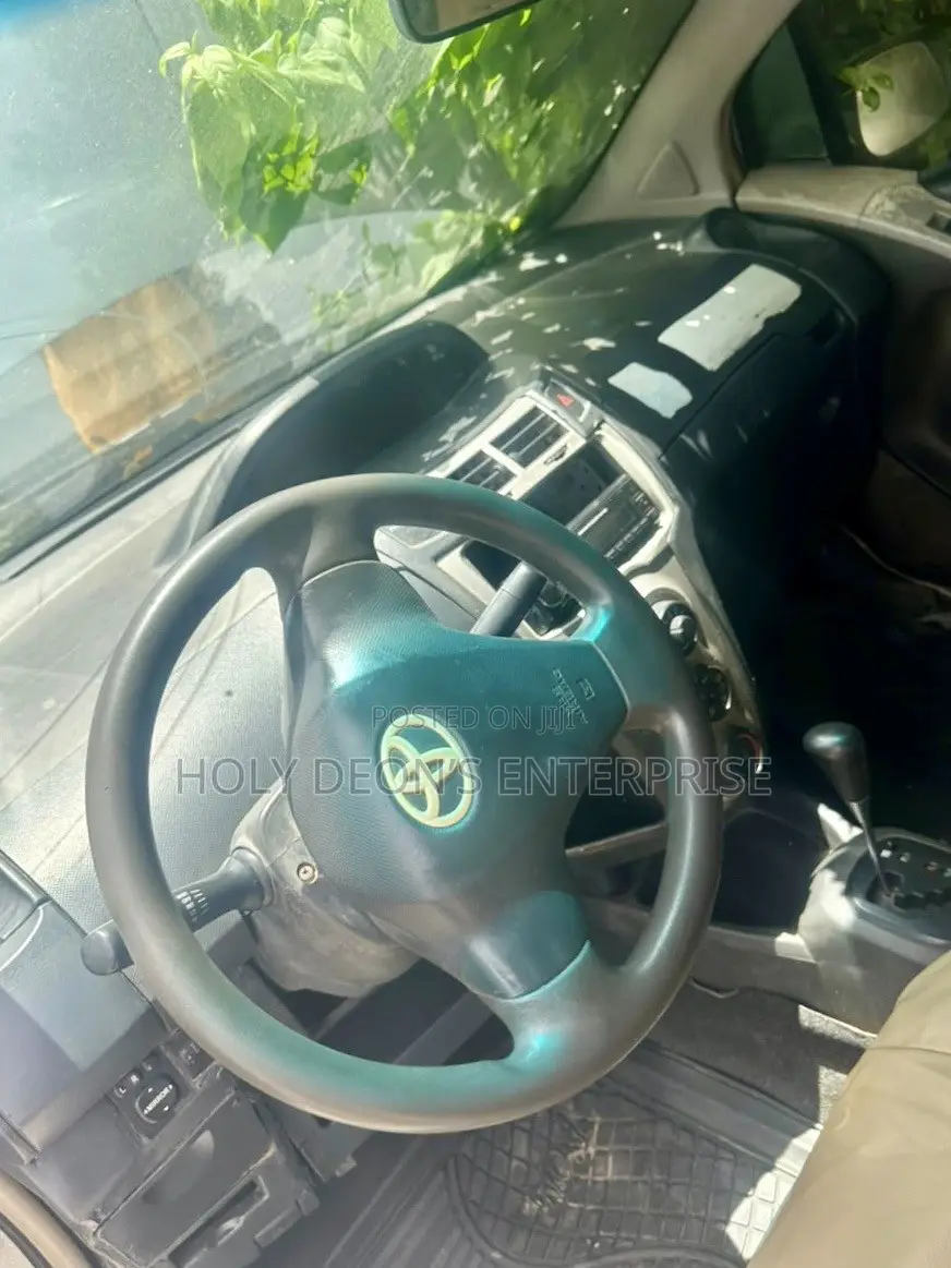 Toyota Vitz 1.0 FWD 5dr 2010 Silver