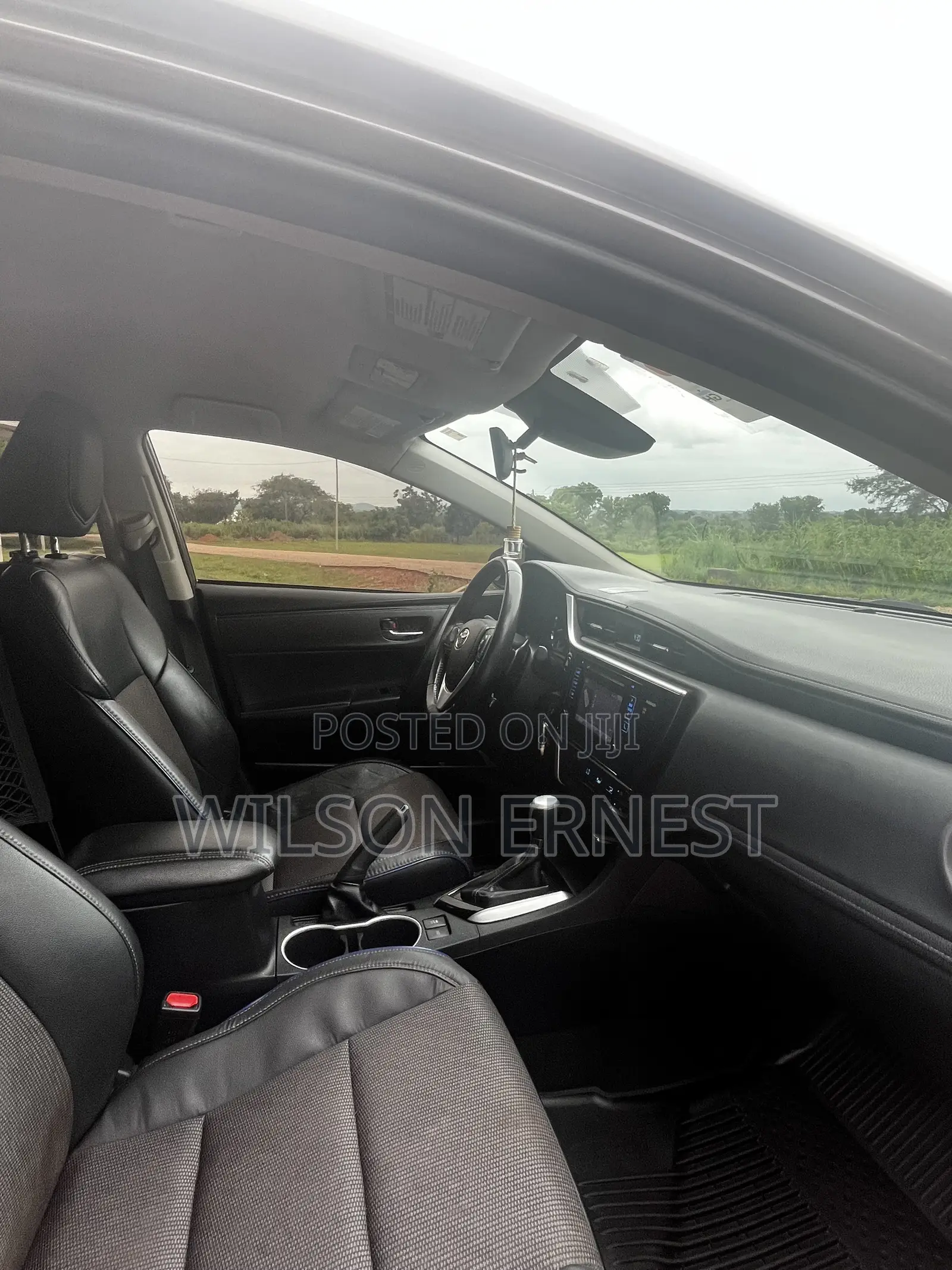 Toyota Corolla SE 4dr Sedan (1.8L 4cyl CVT) 2017