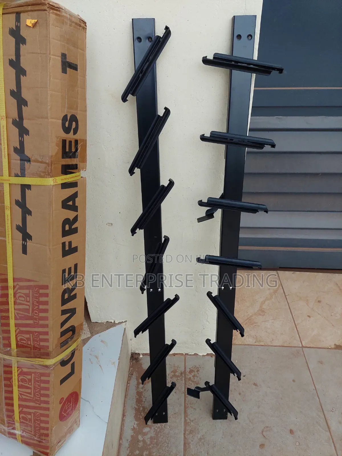Adjustable Black Aluminum Louvre Window Side Rails