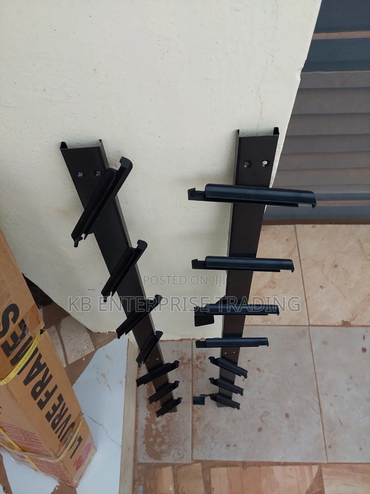 Adjustable Black Aluminum Louvre Window Side Rails