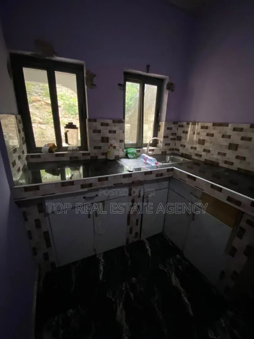 1bdrm Apartment in Sowutuom, Israel Park for rent