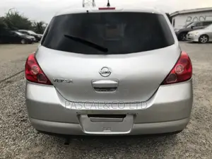 Nissan Versa 1.8 S Hatchback 2011 Silver