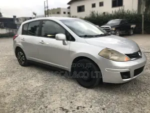 Nissan Versa 1.8 S Hatchback 2011 Silver