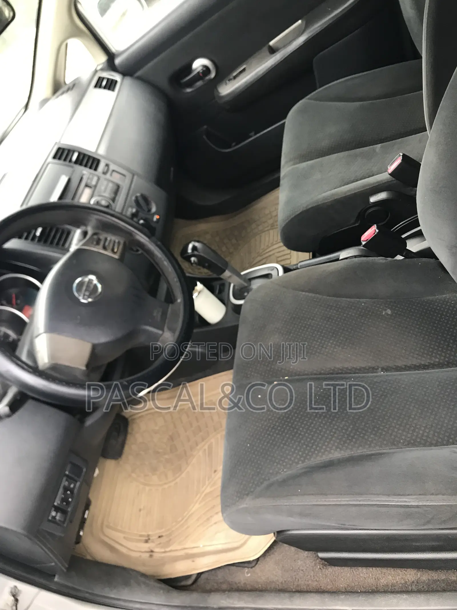 Nissan Versa 1.8 S Hatchback 2011 Silver