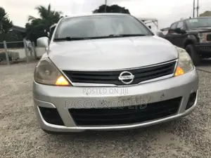 Nissan Versa 1.8 S Hatchback 2011 Silver