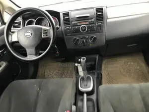 Nissan Versa 1.8 S Hatchback 2011 Silver