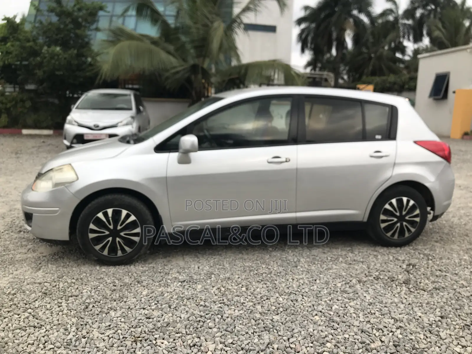 Nissan Versa 1.8 S Hatchback 2011 Silver