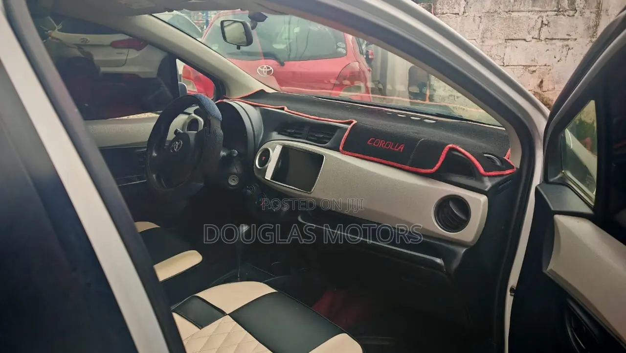 Toyota Vitz 2012 Silver