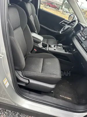 Mitsubishi Outlander SE 2022 Silver