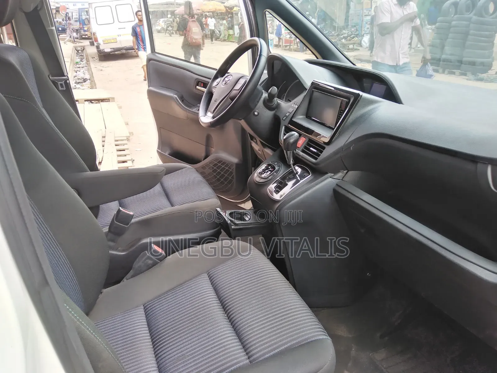 Toyota Voxy V 2WD 8-Seater 2015 White
