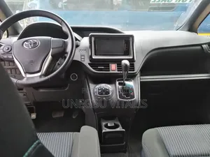 Toyota Voxy V 2WD 8-Seater 2015 White