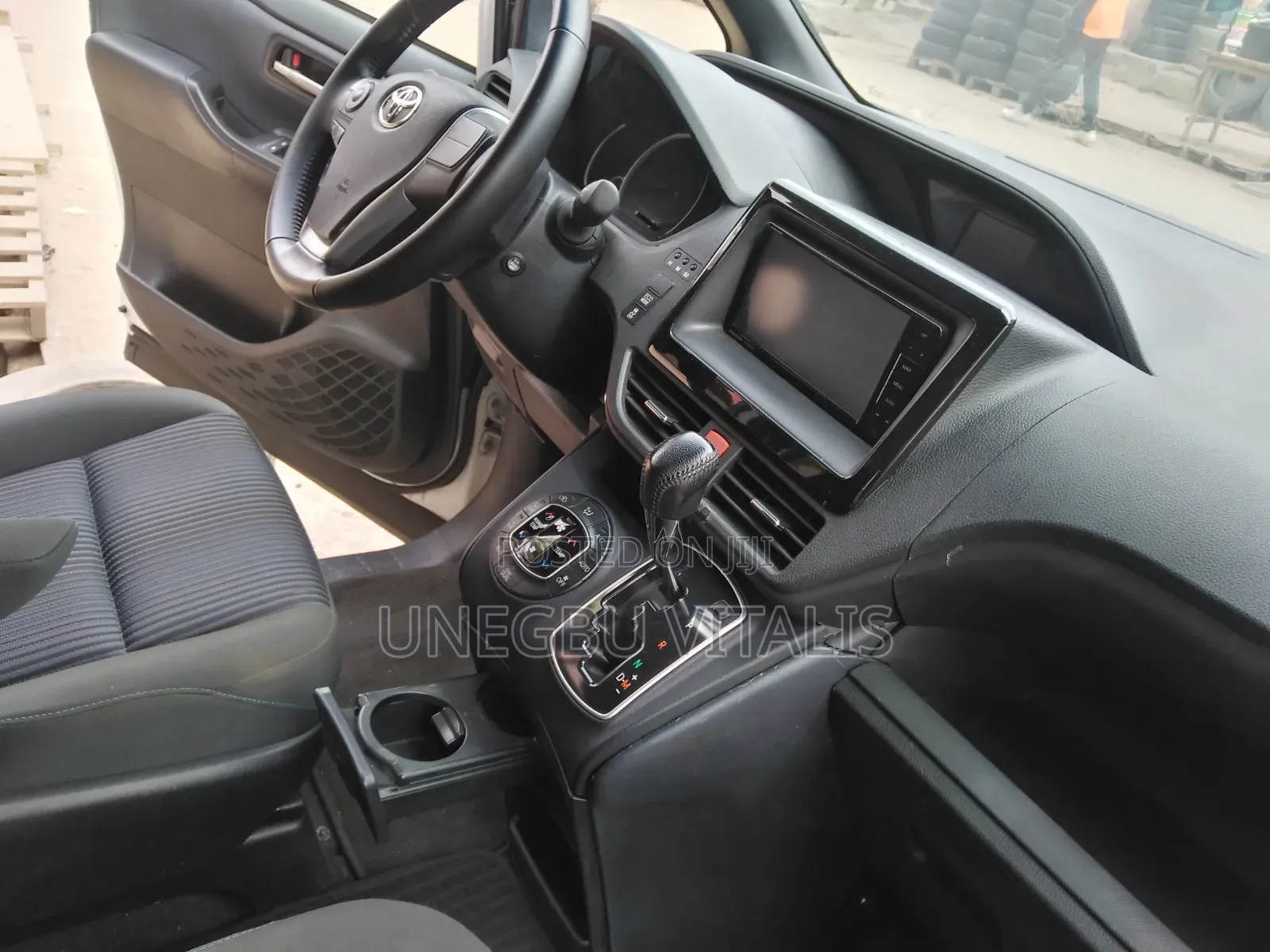 Toyota Voxy V 2WD 8-Seater 2015 White