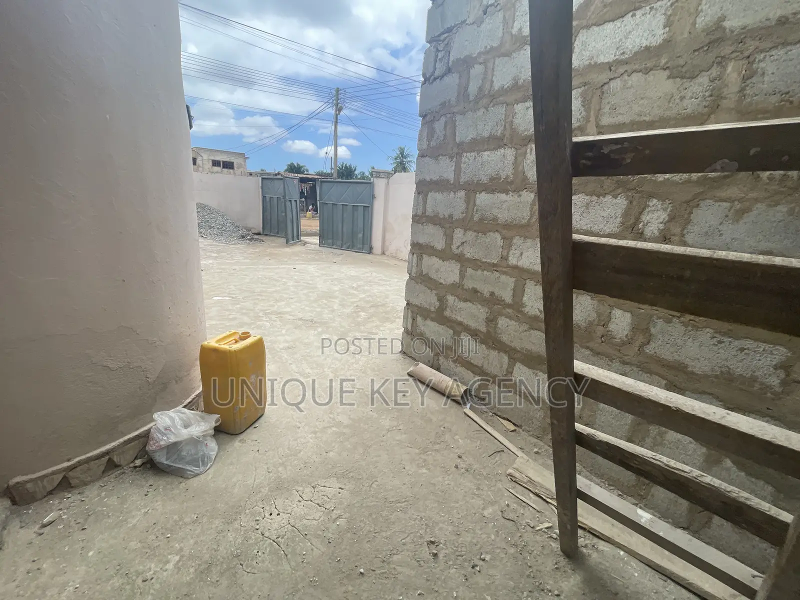 6bdrm House in Unique Key Agency, Achimota for sale