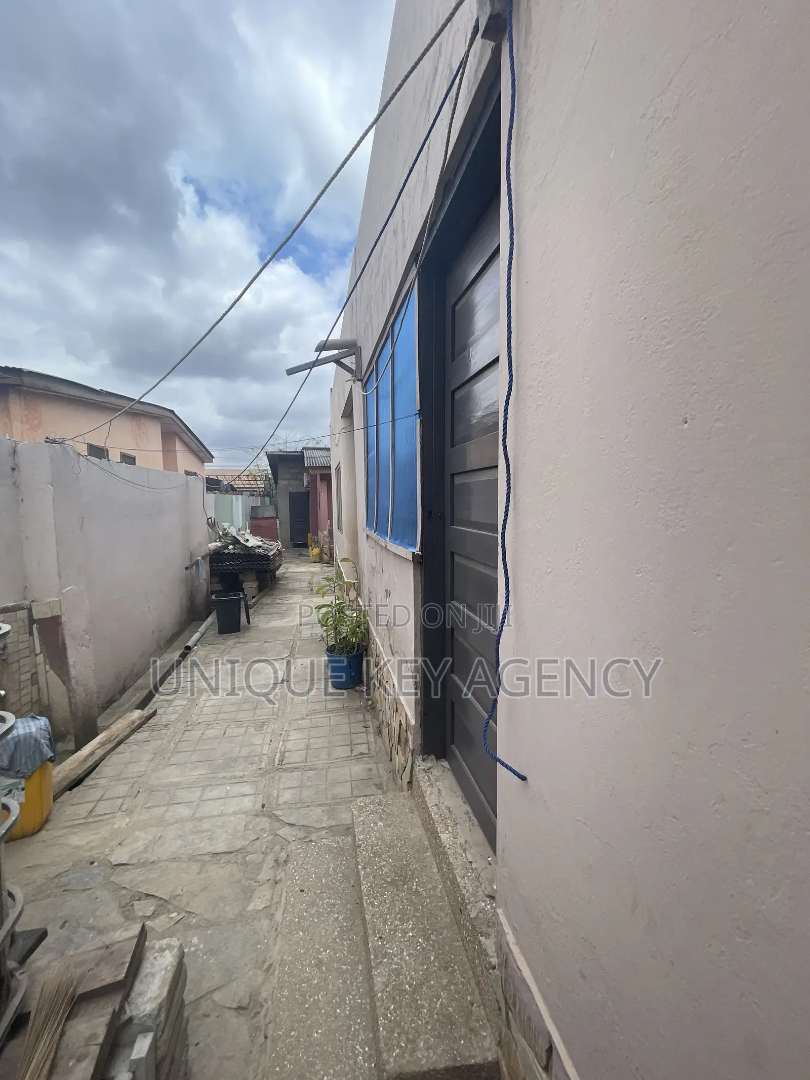 6bdrm House in Unique Key Agency, Achimota for sale