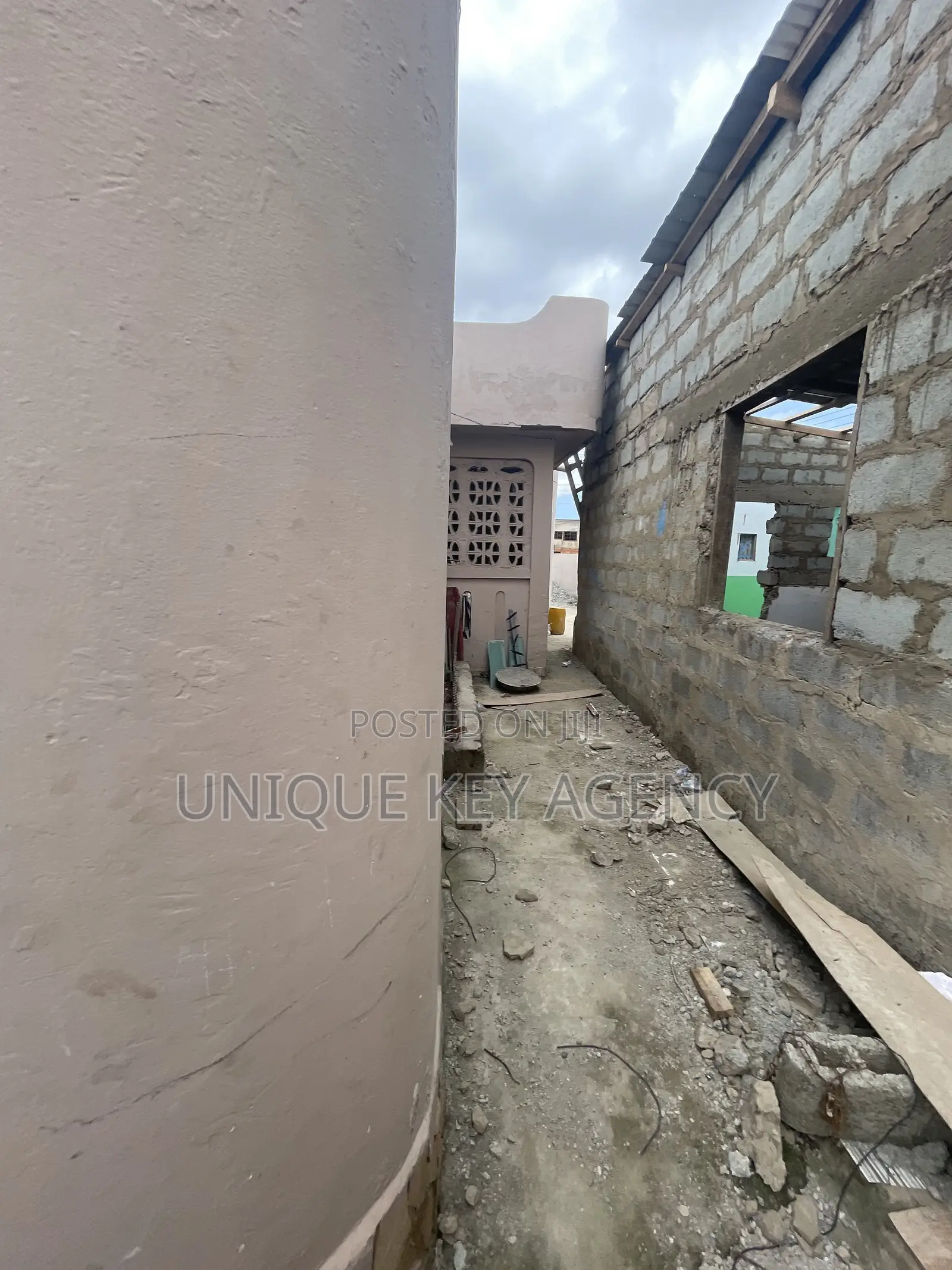 6bdrm House in Unique Key Agency, Achimota for sale
