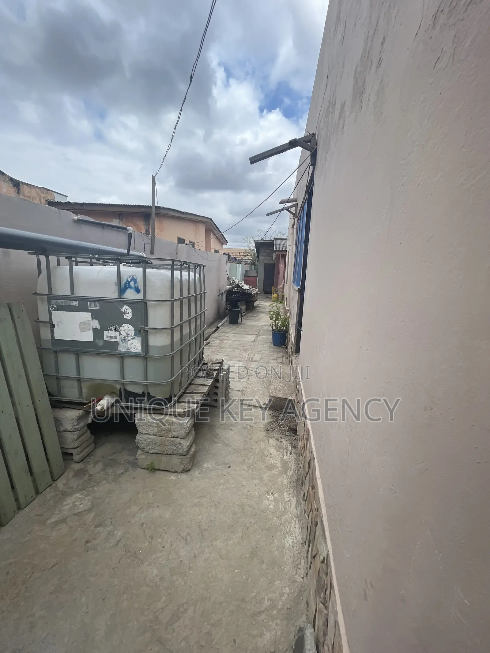 6bdrm House in Unique Key Agency, Achimota for sale