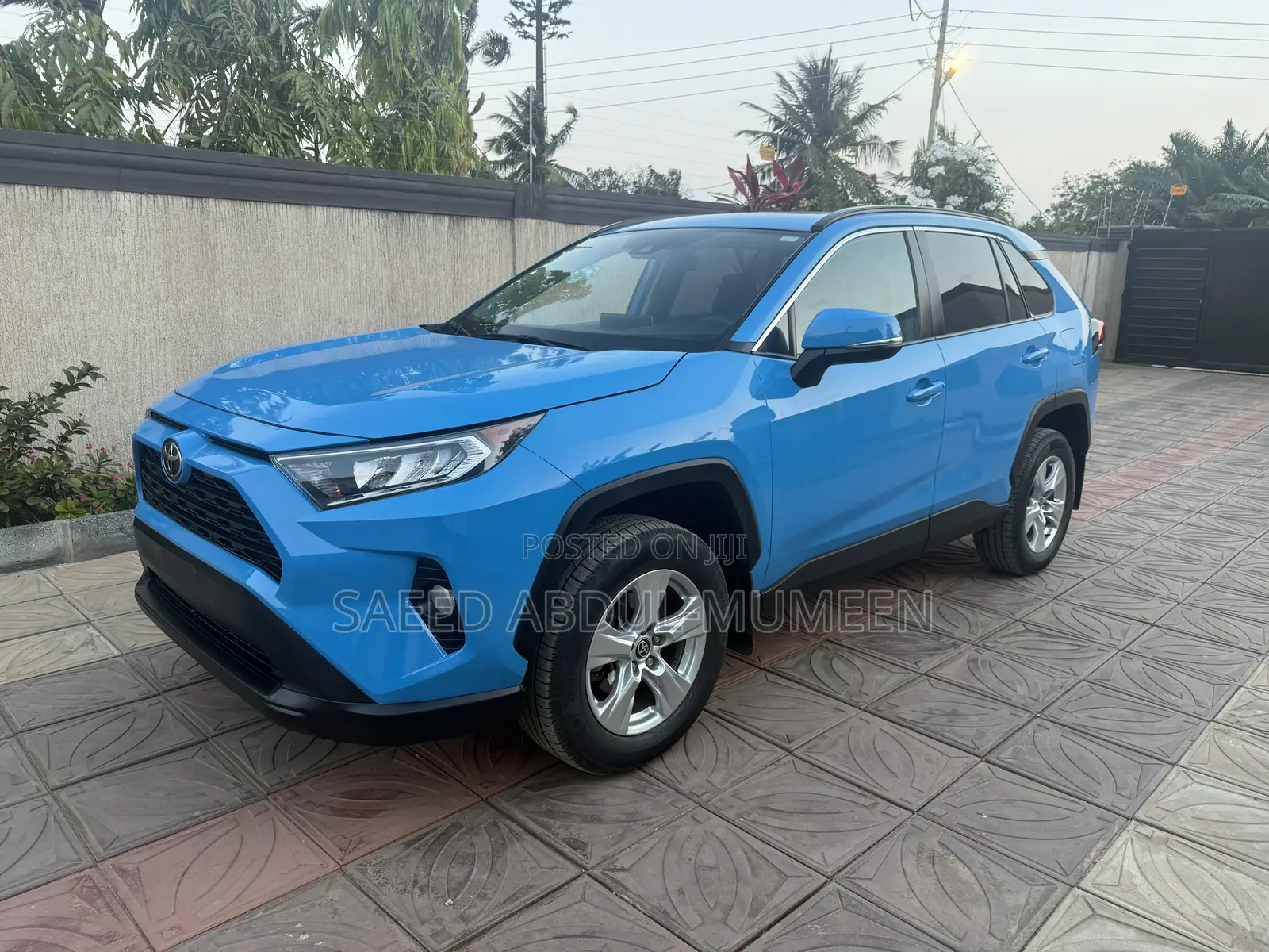 Toyota RAV4 XLE 2021 Blue