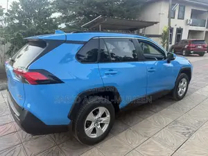 Toyota RAV4 XLE 2021 Blue