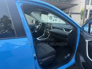 Toyota RAV4 XLE 2021 Blue
