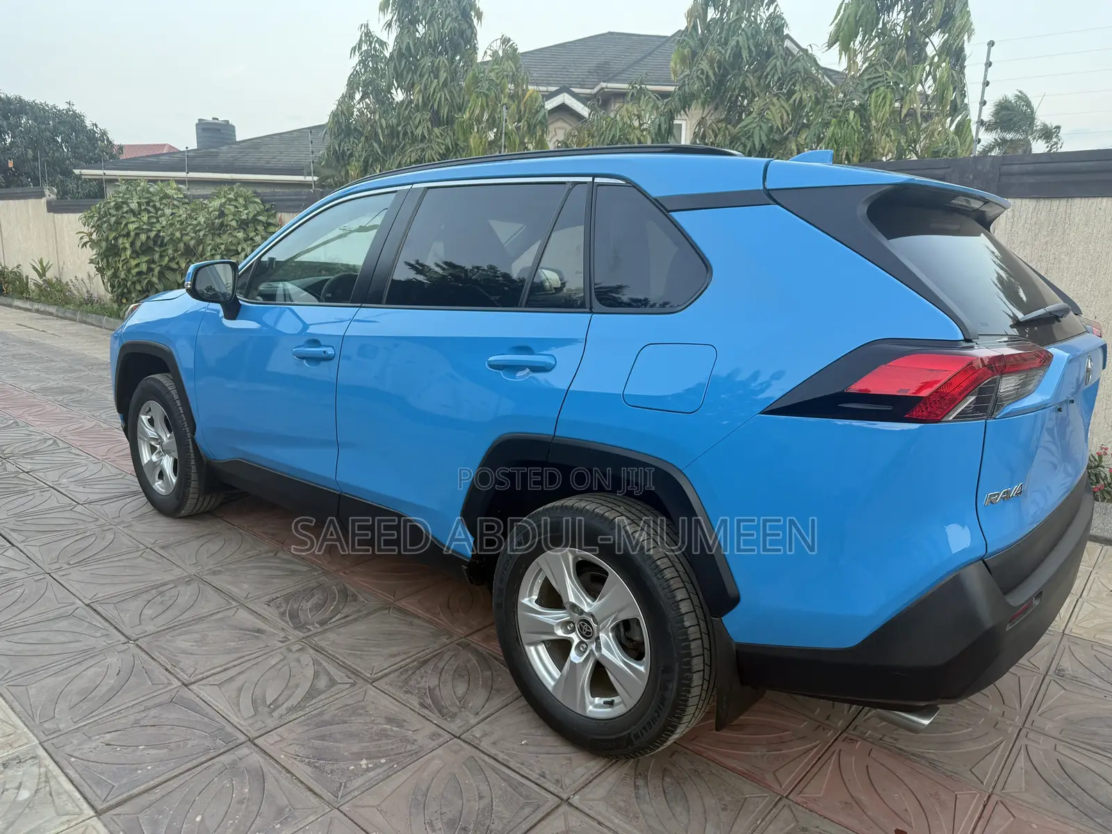 Toyota RAV4 XLE 2021 Blue