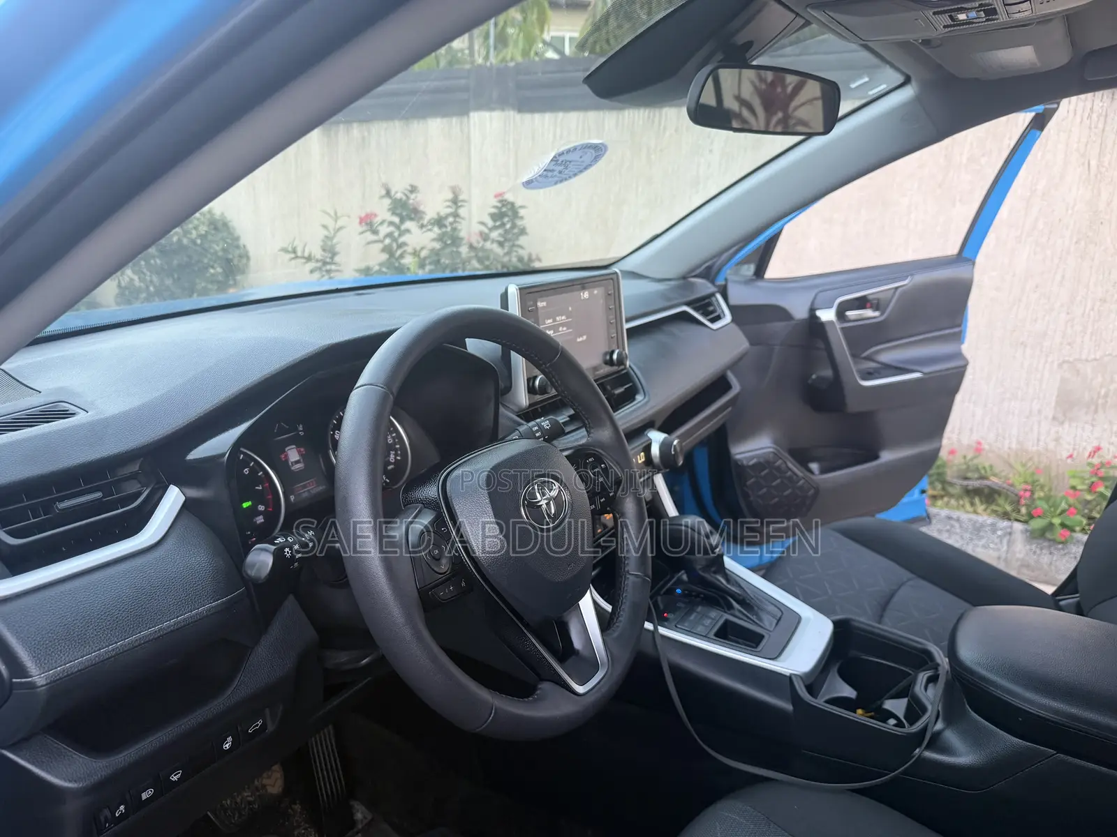 Toyota RAV4 XLE 2021 Blue
