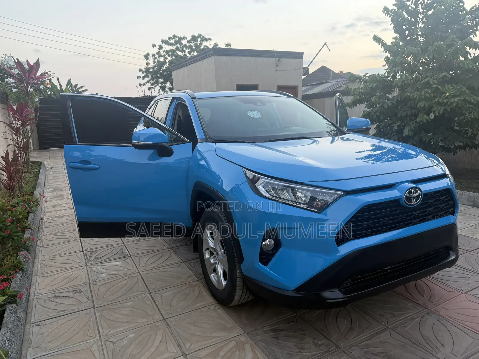 Toyota RAV4 XLE 2021 Blue