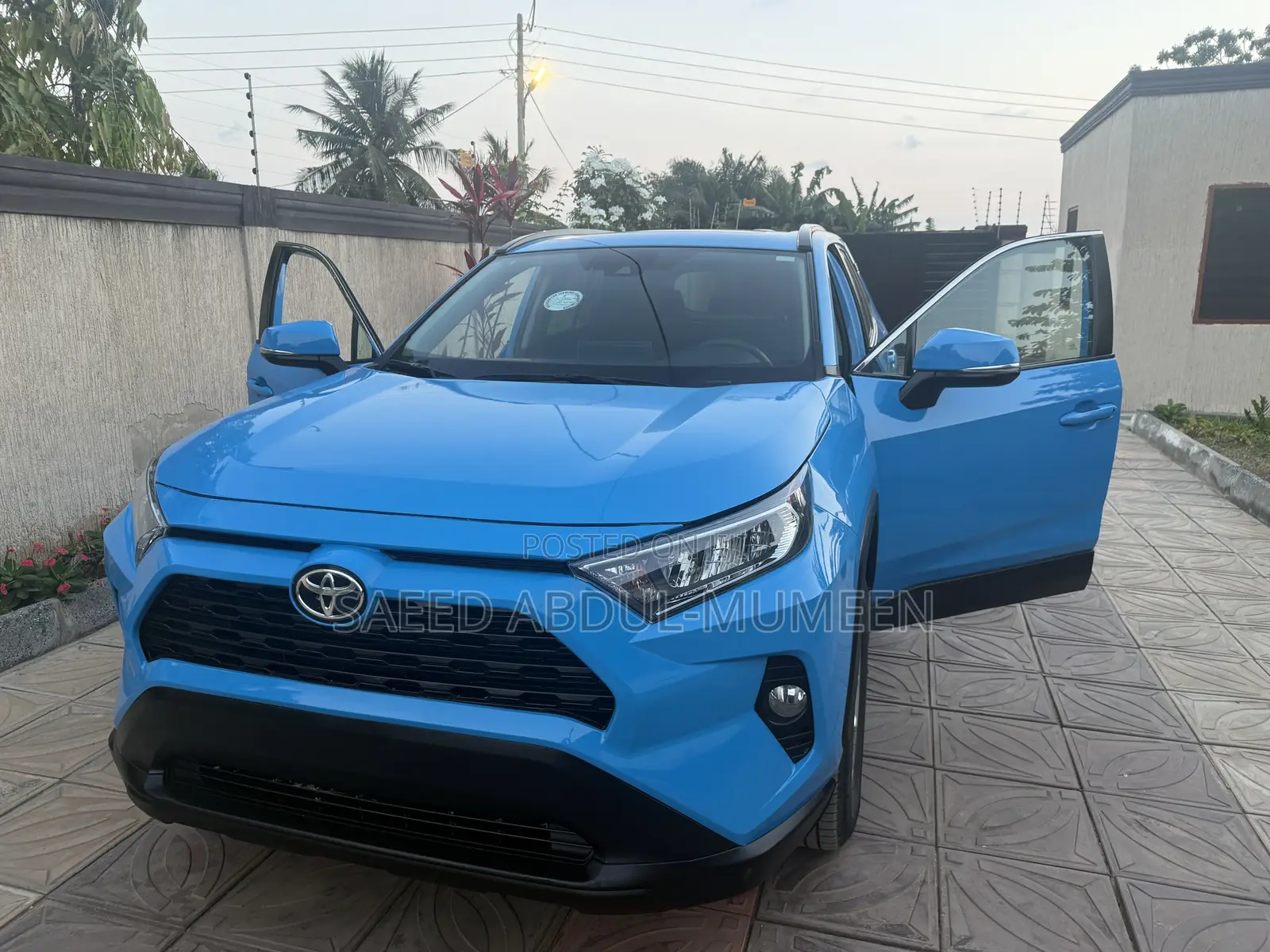 Toyota RAV4 XLE 2021 Blue