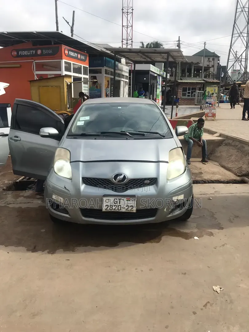 Toyota Vitz 1.3 FWD 5dr 2009 Gray