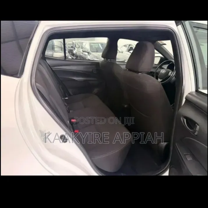 Toyota Yaris Base Sedan 4dr 2010 White
