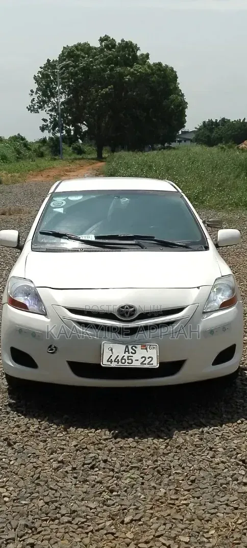 Toyota Yaris Base Sedan 4dr 2010 White
