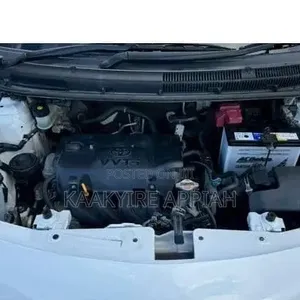 Toyota Yaris Base Sedan 4dr 2010 White